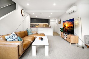 Smart TV - Modern Carlton Living Minutes to CBD (Carlton)