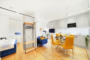 Eine moderne Wohnung mit Essbereich, Küche und Wohnraum.