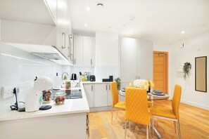 Fridge, microwave, oven, stovetop - Stylish Feltham Studio near Station & Shops 41 (Feltham)