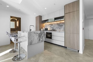 Coffee/tea maker, fridge, microwave, oven - Bright 1-Bed Apartment in Brisbane CBD (Brisbane City)