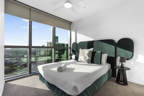 1 bedroom, iron/ironing board, Internet, bed sheets - Bright 1-Bed Apartment in Brisbane CBD (Brisbane City)