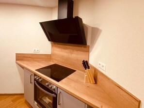 Fridge, microwave, oven, stovetop - Apartment 'Schwarzwald-Lodge' with Balcony and Wi-Fi (Kappelrodeck)