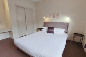 Internet, bed sheets - Ground-Floor 1-Bed with Onsite Parking (Hamilton)