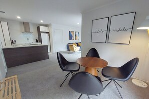 Dining - Comfortable 2-Bed Apartment in Frankton (Hamilton)