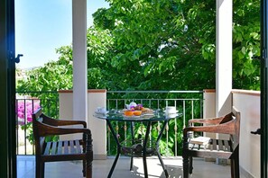 Outdoor dining - Apartment in Sicily including breakfast (Giardini Naxos)
