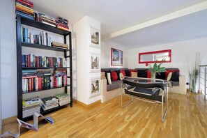Condo, 2 quartos | Sala de estar | Livros