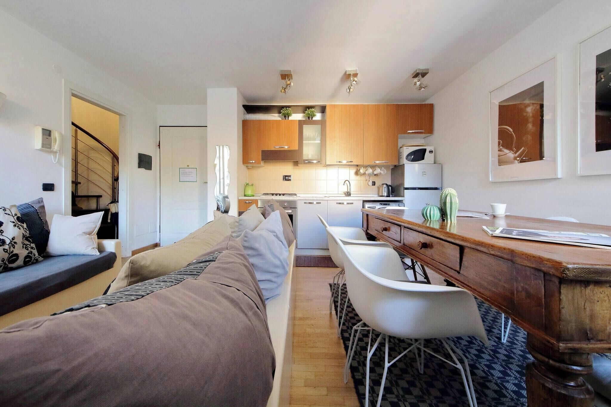 Condo, 2 phòng ngủ | Phòng khách | Sách 