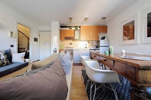 Historic Center Rome Colosseum 2BR 2BA Metro