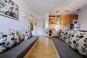 Condo, 2 phòng ngủ | Phòng khách | Sách