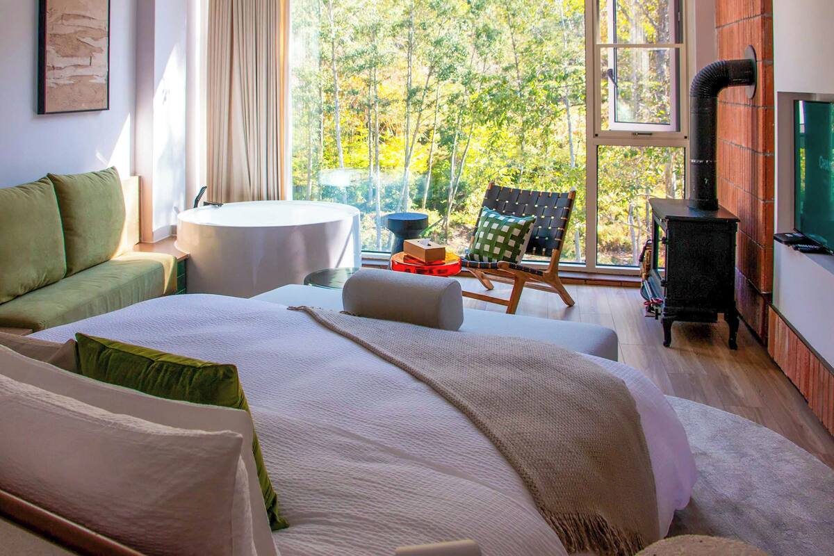 ห้องซิกเนเจอร์ดับเบิล, วิวภูเขา | เครื่องนอนระดับพรีเมียม, ผ้านวมขนเป็ด, โต๊ะทำงาน