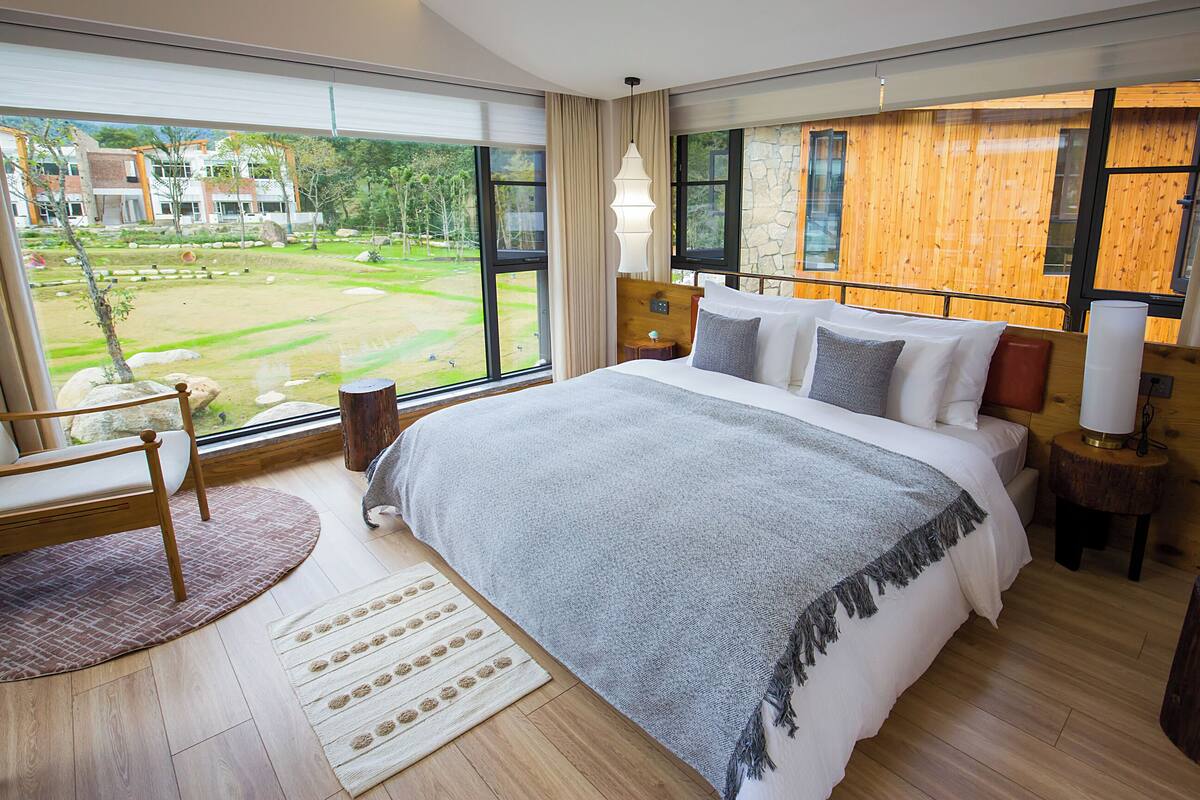 Hochwertige Bettwaren, Daunenbettdecken, Schreibtisch