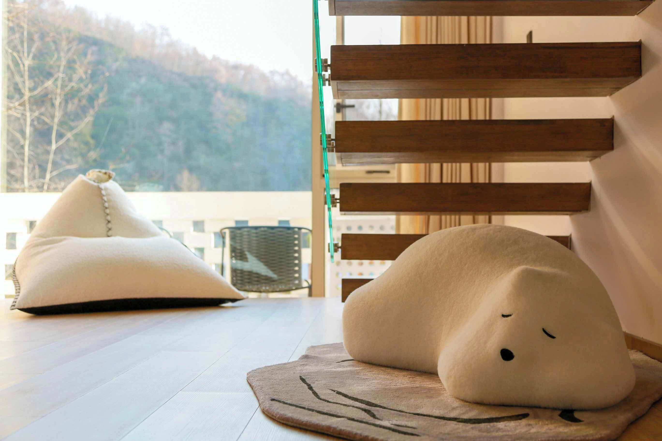 Familiesuite, elveutsikt | Sengetøy av topp kvalitet, dundyner og skrivebord