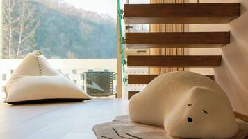 Familiesuite, elveutsikt | Sengetøy av topp kvalitet, dundyner og skrivebord