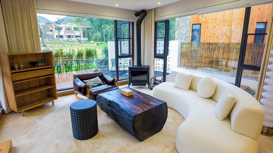 Old River Story Art Mountain Retreat