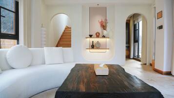 Hochwertige Bettwaren, Daunenbettdecken, Schreibtisch