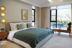 Hochwertige Bettwaren, Daunenbettdecken, Schreibtisch