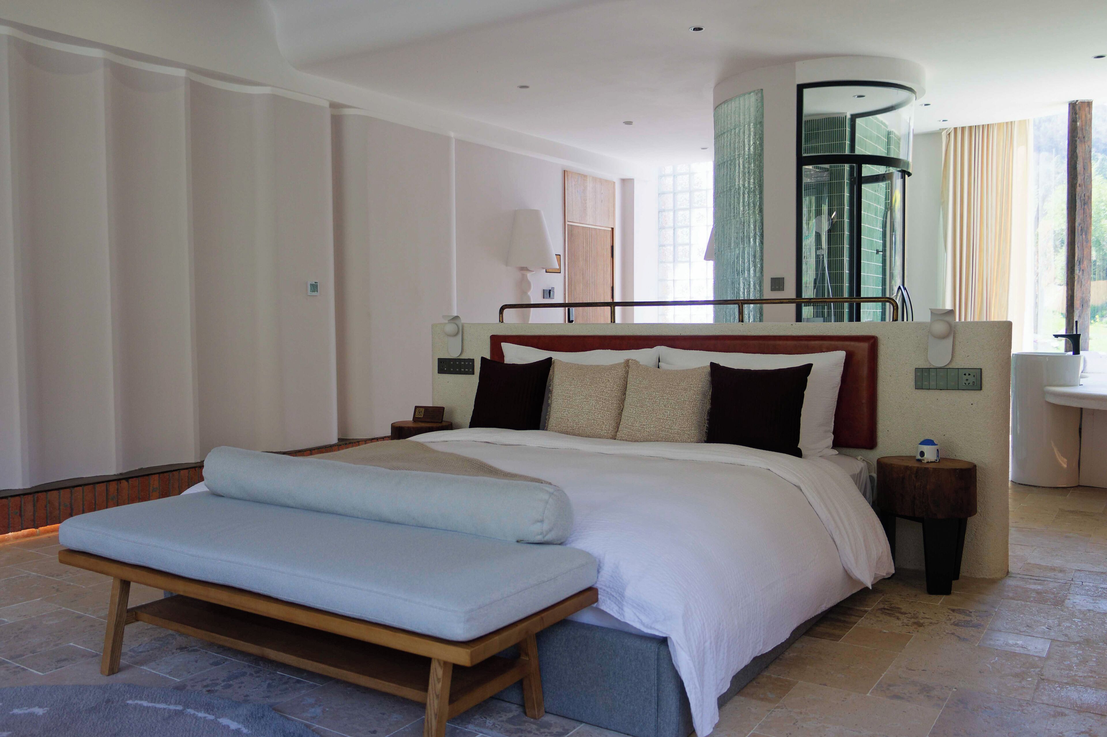 Elite-Suite, Blick auf den Innenhof | Hochwertige Bettwaren, Daunenbettdecken, Schreibtisch