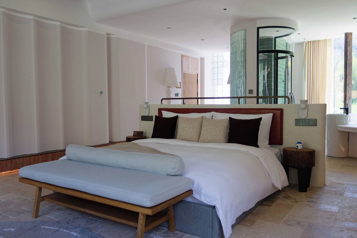 Elite-Suite, Blick auf den Innenhof | Hochwertige Bettwaren, Daunenbettdecken, Schreibtisch