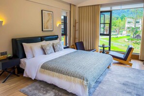 Quarto casal sênior, vista para o pátio | Roupas de cama premium, edredons de pluma, escrivaninha