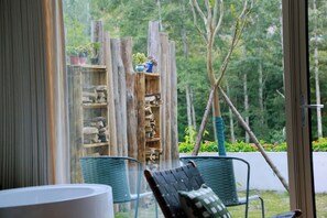 Elite-Suite, Blick auf den Innenhof | Hochwertige Bettwaren, Daunenbettdecken, Schreibtisch