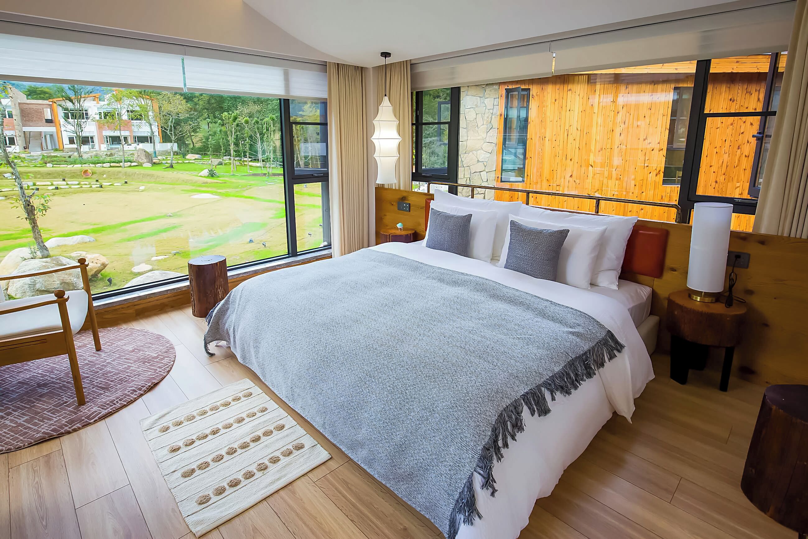 Duplex senior, vista a la montaña | Ropa de cama de alta calidad, edredón y escritorio 