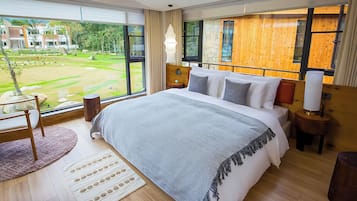 Duplex senior, vista a la montaña | Ropa de cama de alta calidad, edredón y escritorio