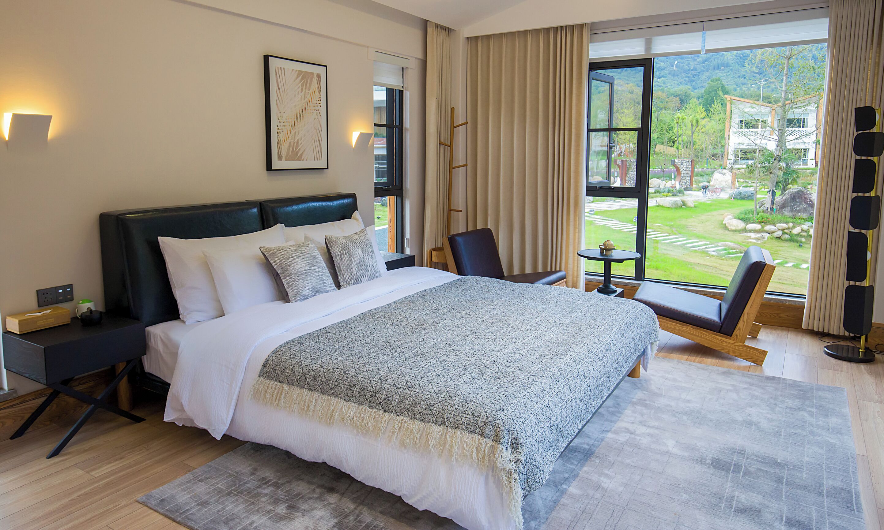 Senior-Villa, Bergblick | Hochwertige Bettwaren, Daunenbettdecken, Schreibtisch