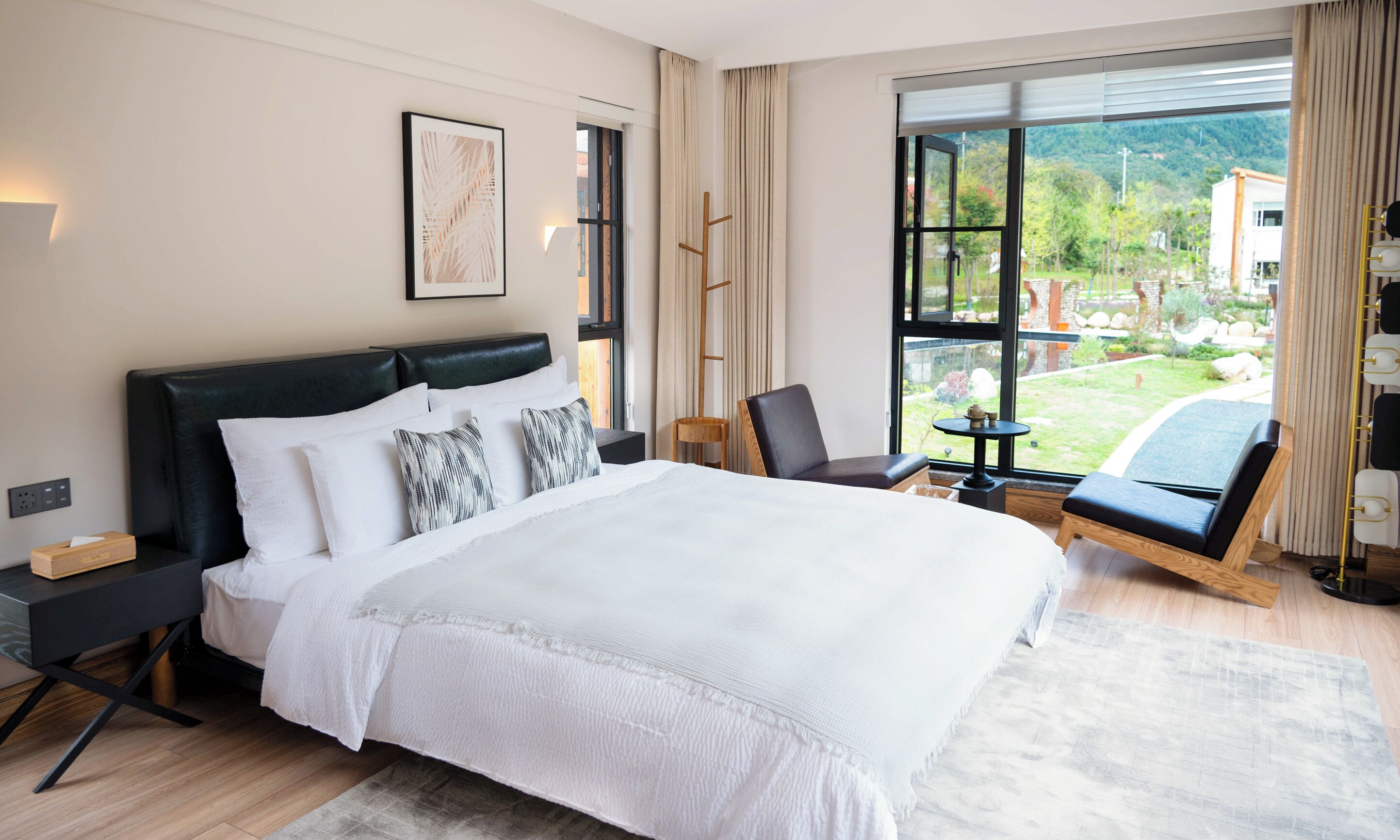 Senior-Maisonette, Blick auf den Innenhof | Hochwertige Bettwaren, Daunenbettdecken, Schreibtisch