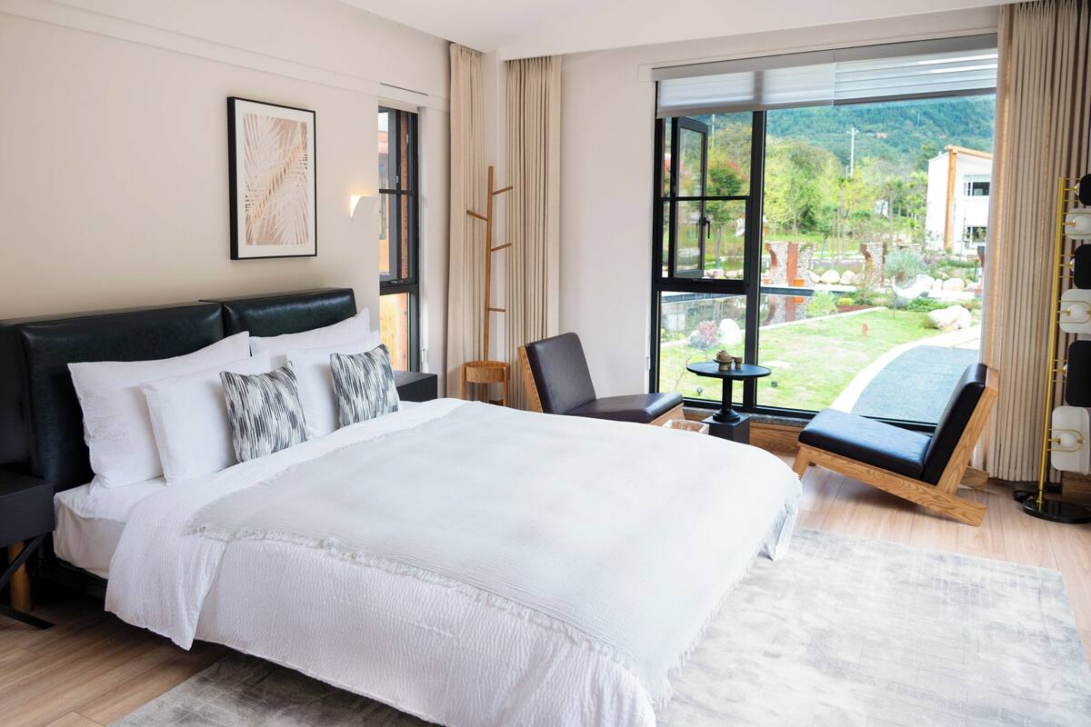 Senior-Maisonette, Blick auf den Innenhof | Hochwertige Bettwaren, Daunenbettdecken, Schreibtisch