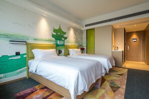 Habitación Deluxe con 2 camas individuales, vista a la ciudad | Cortinas blackout, tabla de planchar con plancha y wifi gratis 