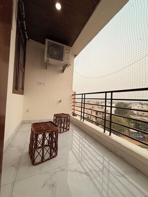 Property grounds - Beautiful 3-bedroom apartment with AC in vibrant Jaipur (Jaipur)
