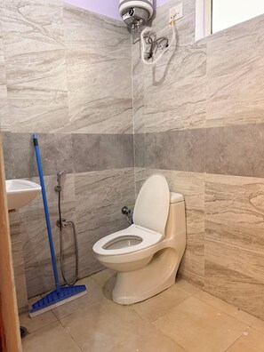 Shower, towels - Beautiful 3-bedroom apartment with AC in vibrant Jaipur (Jaipur)