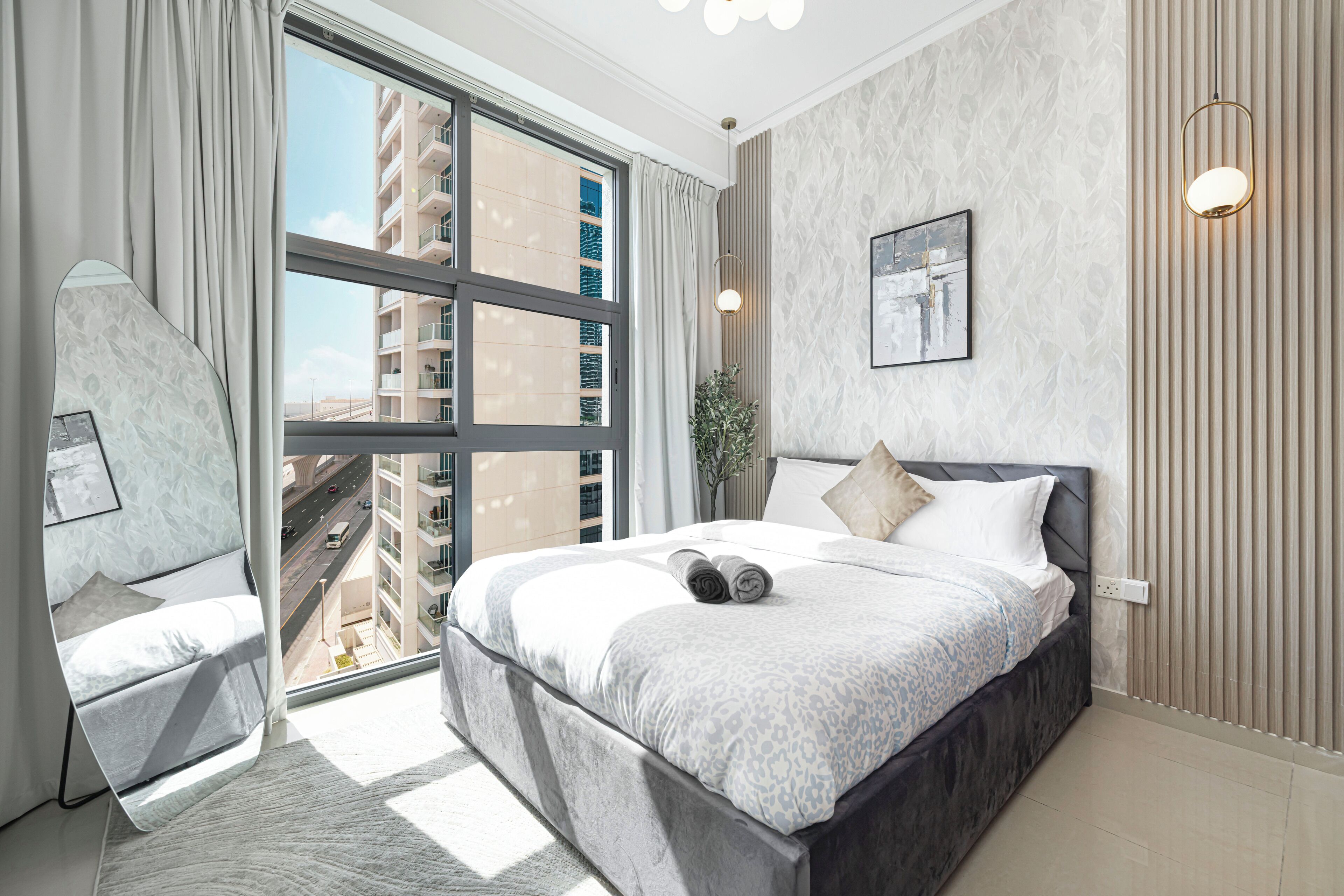 Een strijkplank/strijkijzer, wifi, beddengoed