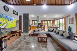 Villa, Terrasse, Gartenblick | Wohnzimmer | 43-Zoll-LED-Fernseher mit Digitalempfang, Netflix, Streaming-Dienste