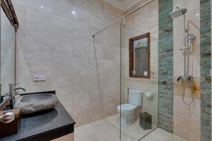 Villa, Terrasse, Gartenblick | Badezimmer