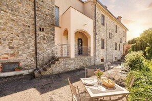 Outdoor dining - APARTMENT OASIS THE PEARL - NATURE POOL AND GYM (Passignano sul Trasimeno)