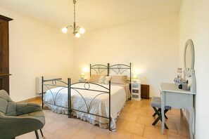 2 bedrooms, desk, iron/ironing board, travel cot - APARTMENT OASIS THE PEARL - NATURE POOL AND GYM (Passignano sul Trasimeno)