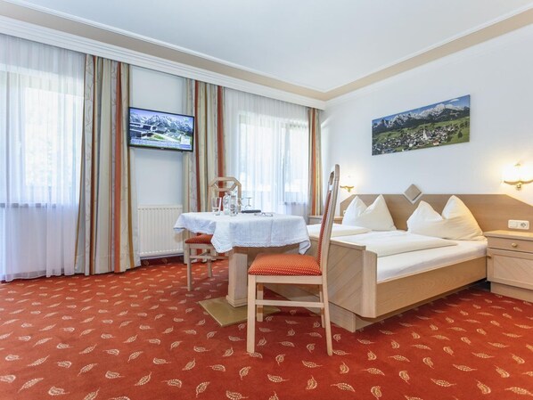 Työpöytä, vauvan matkasänky, Wi-Fi