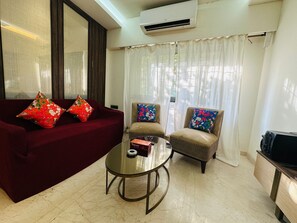 Smart TV - 1BR Service Apartment B-804 BKC By Florastays (Mumbai)