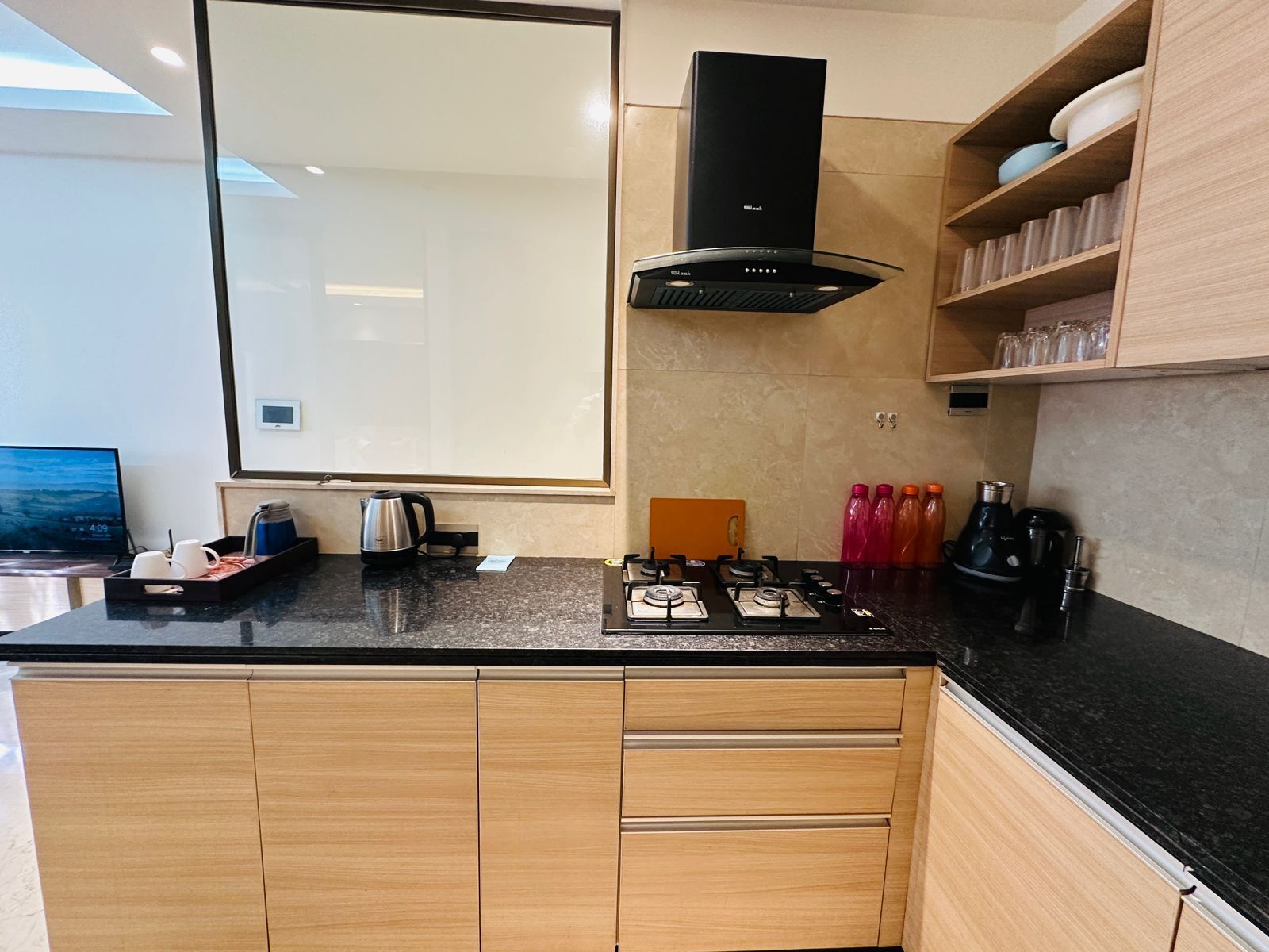 雪櫃、爐具、廚房用具/餐具/器皿、餐桌