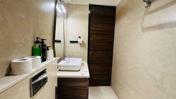 Douche, serviettes fournies, savon, shampoing