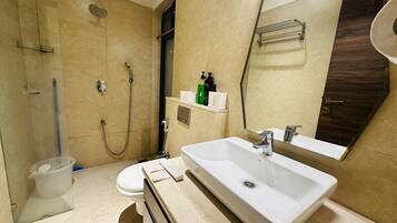 Douche, serviettes fournies, savon, shampoing