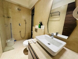 Chuveiro, toalhas de banho, sabonete, shampoo