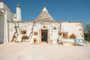 Terrace/patio - Luxury Trullo with Private Pool near Ostuni – Itria Valley (Ostuni)
