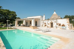 A heated pool - Luxury Trullo with Private Pool near Ostuni – Itria Valley (Ostuni)