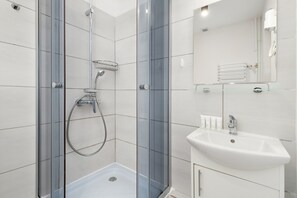 Dusche, Haartrockner, Handtücher, Shampoo