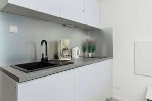Kühlschrank, Mikrowelle, Herdplatte, Wasserkocher mit Kaffee-/Teezubehör