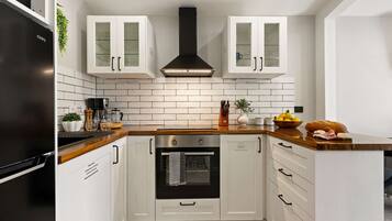 Fridge, oven, stovetop, dishwasher