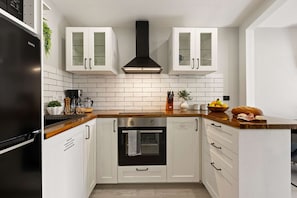 Fridge, oven, stovetop, dishwasher