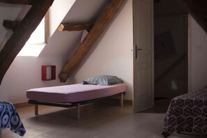 4 bedrooms, iron/ironing board, WiFi, bed sheets